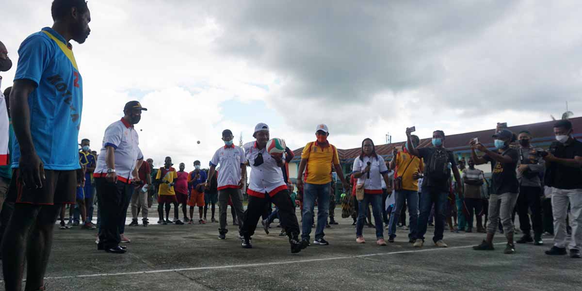 resmi-bergulir-peserta-bola-voli-kapolres-cup-mimika-2021-diminta-junjung-sportifitas